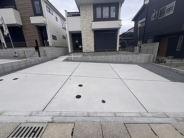 【駐車場】お車は2台並列で駐車可能です(2号棟)