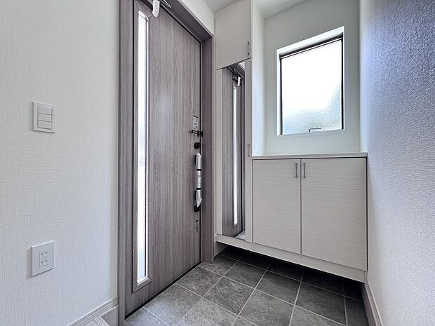 【玄関】玄関には姿見付きのシューズボックスをご用意しました(2号棟)