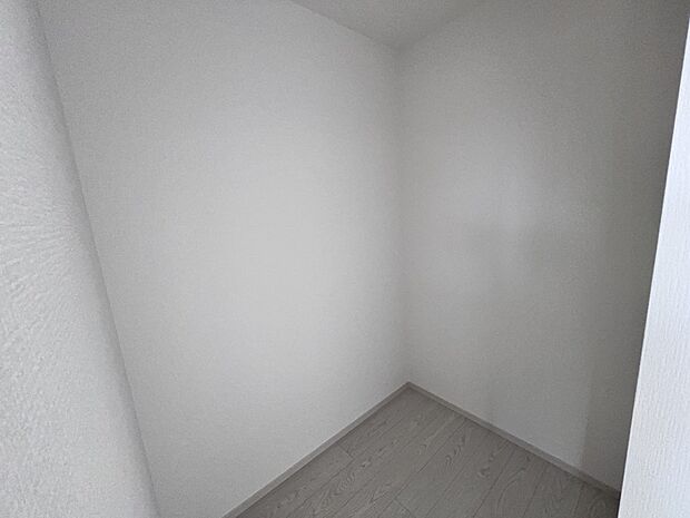 【同仕様写真(その他内観)】ウォークインクローゼット(1号棟同仕様)