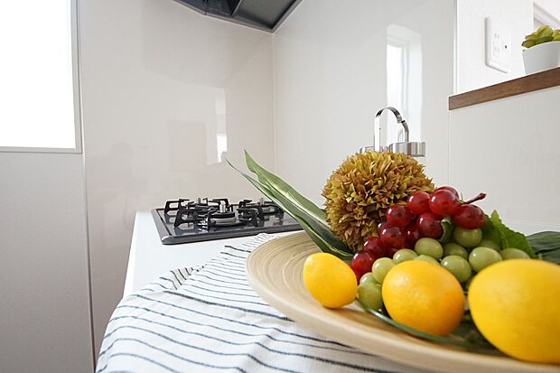 【同仕様写真(キッチン)】お洒落なキッチンで毎日の料理も楽しくなりそうです(2号棟同仕様)