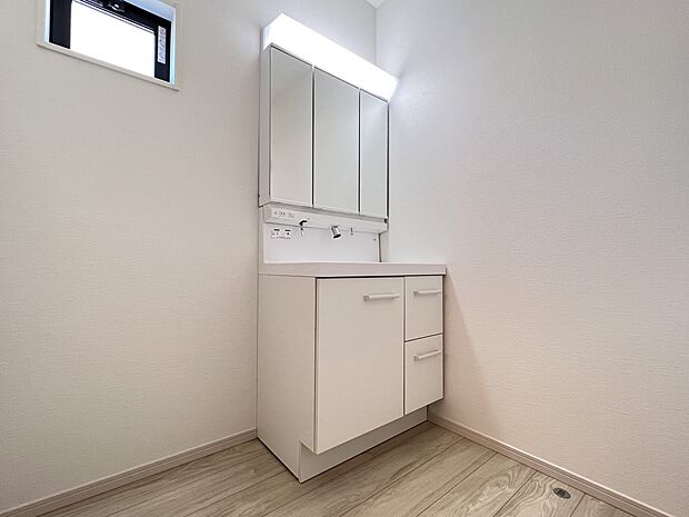 【同仕様写真(その他内観)】三面鏡仕様の洗面化粧台(同仕様)