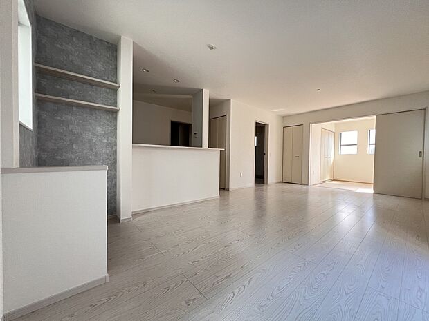 【リビング】LDK18帖 和室付きの居心地よいリビング空間 是非現地でご体感ください(1号棟)