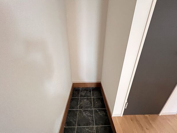 【収納】シューズインクロークは背の高い荷物もすっきりと収納可能(2号棟)