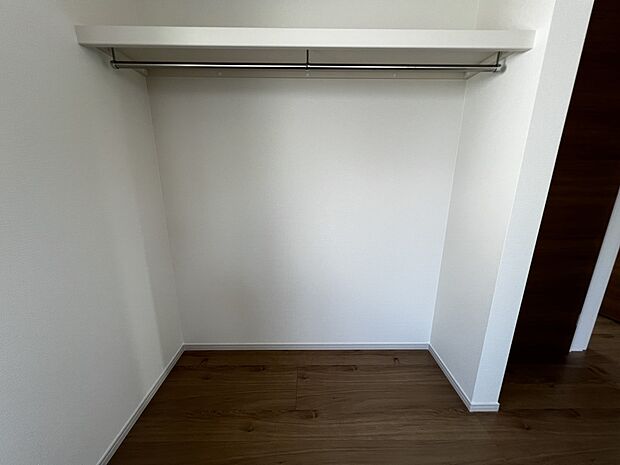 【同仕様写真(その他内観)】全居室に収納スペースを完備しております(1号棟同仕様)