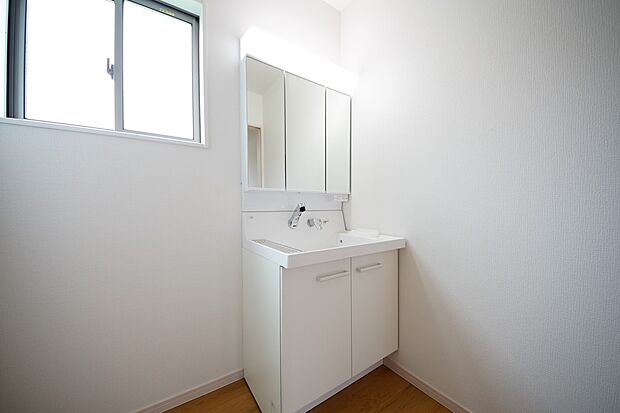 【同仕様写真(その他内観)】三面鏡仕様の洗面化粧台 脱衣所は広々設計です(1号棟同仕様)