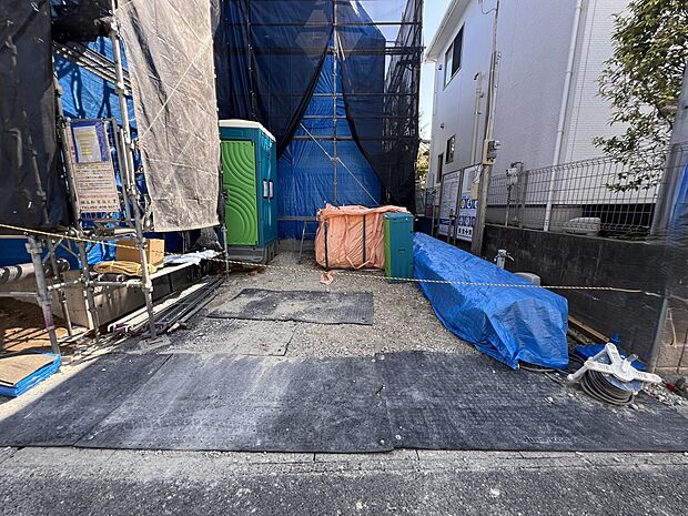 【駐車場】お車は2台並列で駐車可能です