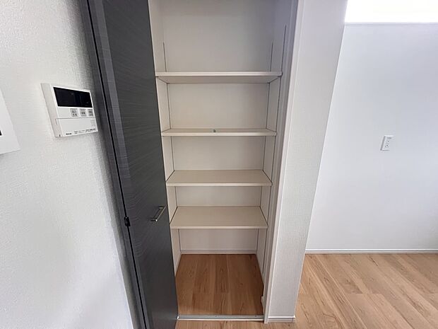【同仕様写真(その他内観)】キッチン横パントリー(同仕様)