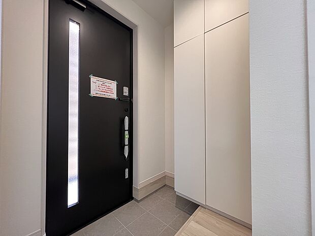 【玄関】シューズボックス付きの明るい玄関
