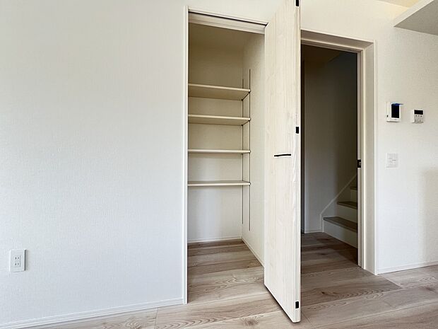 【収納】リビング収納 便利な可動棚付きです