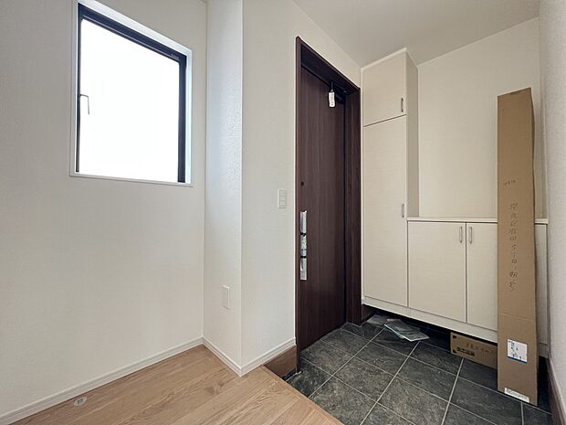 【玄関】シューズボックス付の玄関は明るい印象に仕上がりました(1号棟)