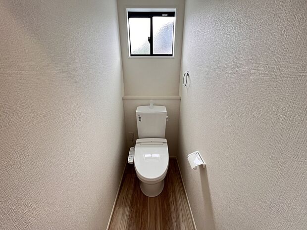 【トイレ】トイレは各階にご用意。ウォシュレット機能付き(2号棟)