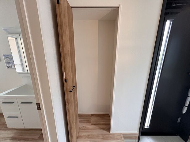 【収納】玄関ホールにも収納をご用意(2号棟)