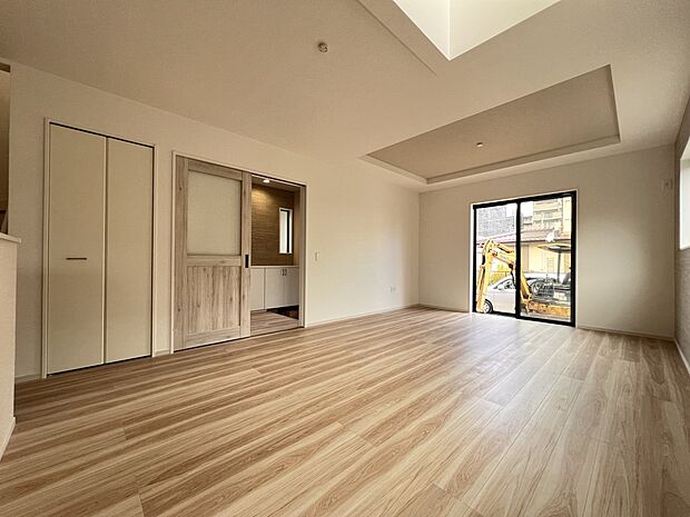 【リビング】2面採光の明るいリビングルームはご家族の憩いの場として大活躍の空間です