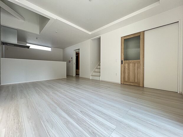 【リビング】LDK16帖 自然と家族が集うリビング階段仕様 居心地よい空間です