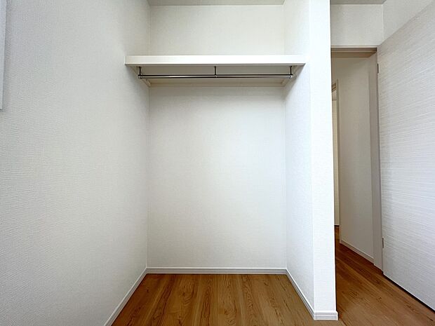 【同仕様写真(その他内観)】オープンタイプの収納スペース(同仕様)
