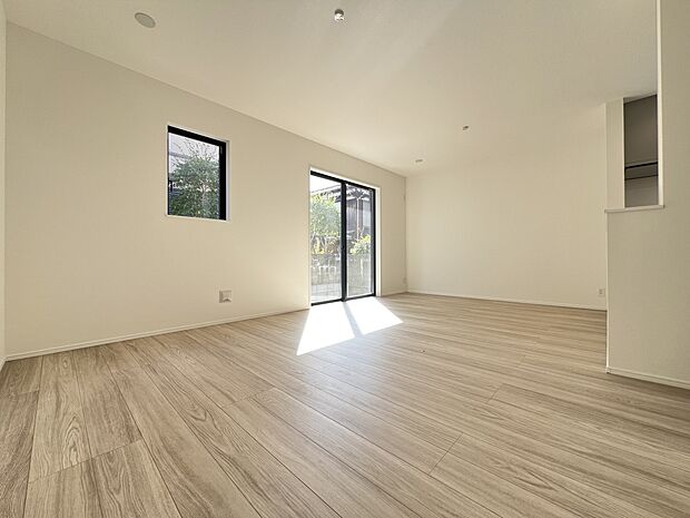 【リビング】家族団らんにピッタリの明るいリビング 是非現地でご体感ください(A号棟)