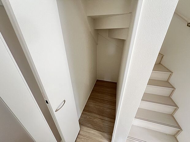 【収納】リビング収納スペースは奥行きがありたっぷり収納できます(A号棟)