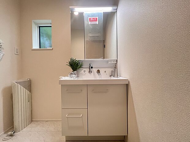 【洗面台・洗面所】洗面化粧台は三面鏡仕様で収納スペースもしっかり確保しております(1号棟)