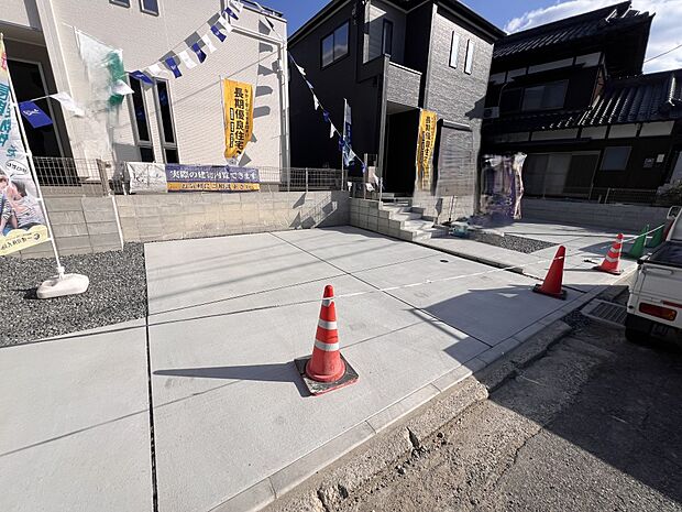 【駐車場】お車は2台駐車可能です(1号棟)