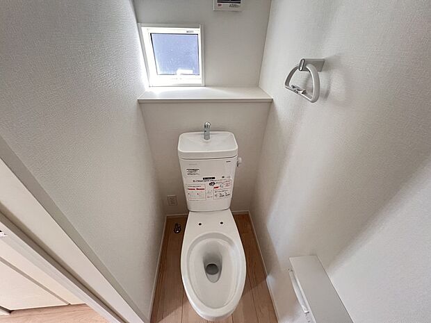【トイレ】トイレは各階にご用意。ウォシュレット機能付き