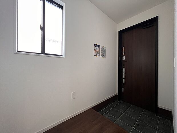 【玄関】小窓付きの明るい玄関