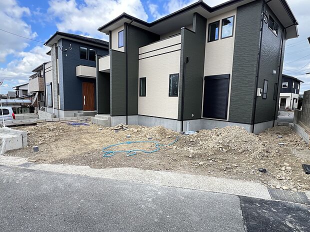 【駐車場】お車は3台並列で駐車可能です