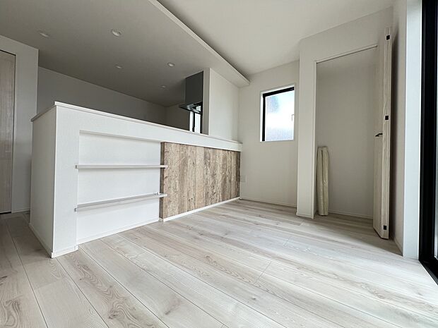 【リビング】リビングには収納を完備　キッチン前には飾り棚付きです