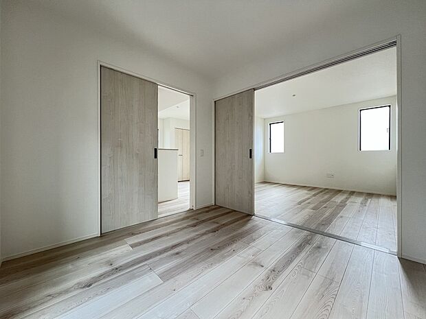 【洋室】1階洋室4.5帖　キッチンとリビングから出入り可能で一体利用が可能です♪