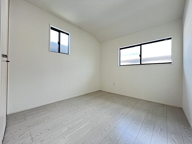 【洋室】洋室5.2帖　二面採光の明るいお部屋