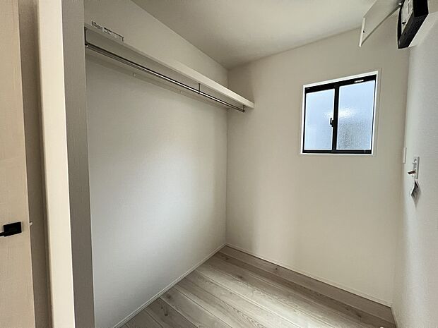 【洗面台・洗面所】洗面室にはハンガーパイプを設置