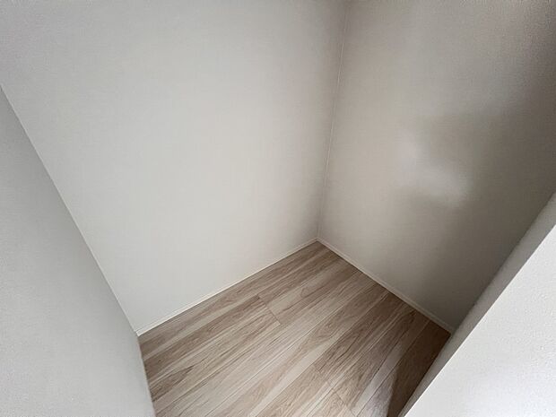 【ウォークインクローゼット】10.9帖の洋室に付設されたウォークインクローゼット