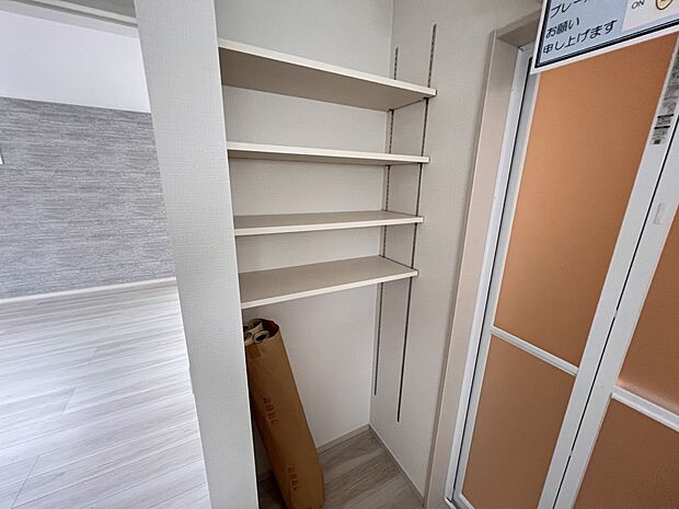 【収納】脱衣所にはリネン類に収納にも役立つ可動棚付き
