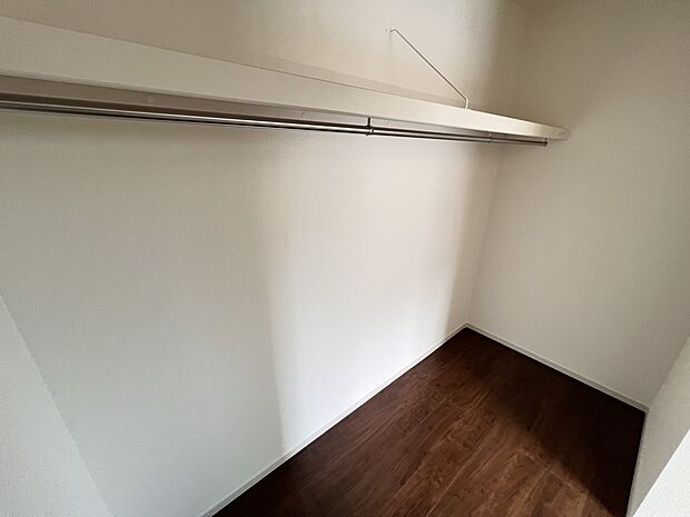 【同仕様写真(その他内観)】リビングには便利なファミリークロークを設置しました(同仕様)