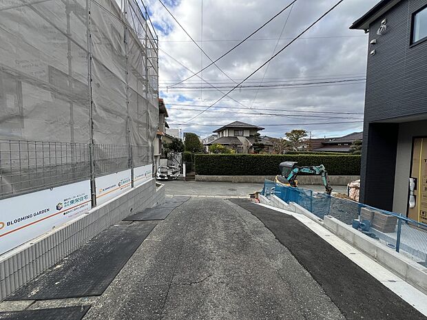 【前面道路含む現地写真】前面道路：北側4.6ｍ私道