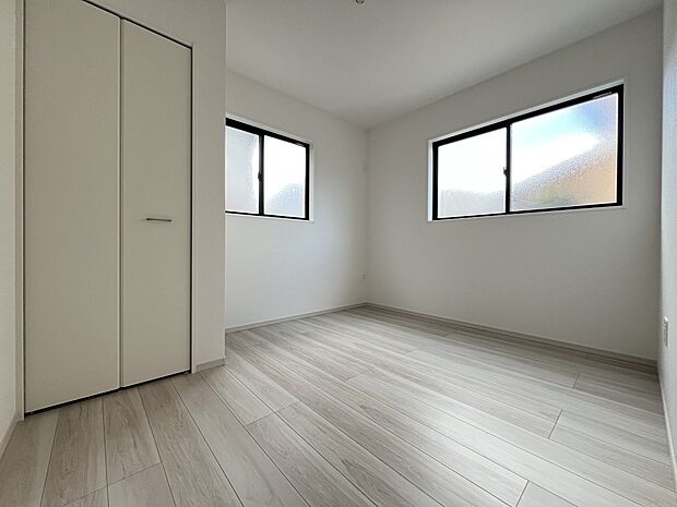 【洋室】洋室5.3帖　全居室2面採光仕様の明るい居宅です