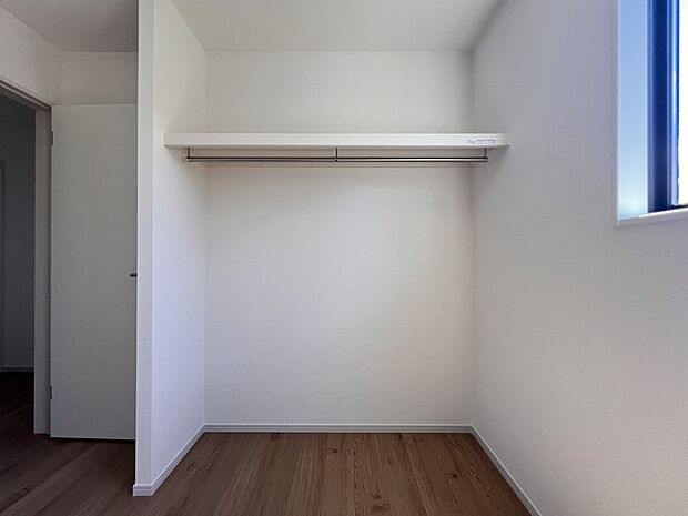 【同仕様写真(その他内観)】オープンタイプのクローゼット収納(同仕様)