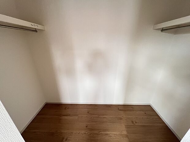 【同仕様写真(その他内観)】ハンガーパイプ付きのウォークインクローゼット（2号棟同仕様）