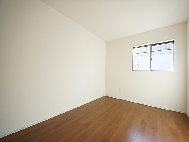 【同仕様写真(その他内観)】洋室6帖 WIC、バルコニー付きのお部屋です(2号棟同仕様)