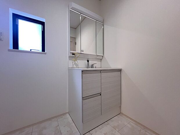 【同仕様写真(その他内観)】三面鏡仕様の洗面化粧台(A号棟同仕様)