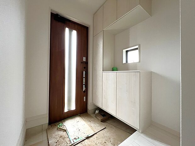 【同仕様写真(その他内観)】下駄箱収納、小窓付きの玄関(A号棟同仕様)