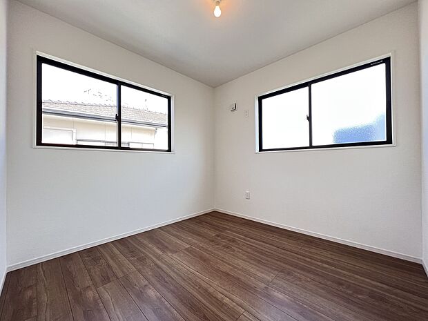 【同仕様写真(その他内観)】納戸4.1帖 リビングから出入り可能!二面採光です(同仕様)