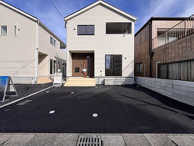 【駐車場】お車は3台並列で駐車可能です(2号棟)