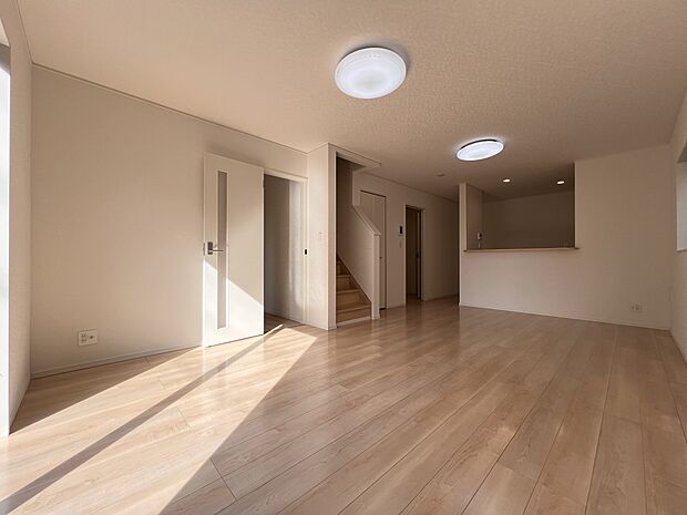 【リビング】LDK17.7帖　自然と家族が集うリビング階段仕様　居心地よい空間です(2号棟)