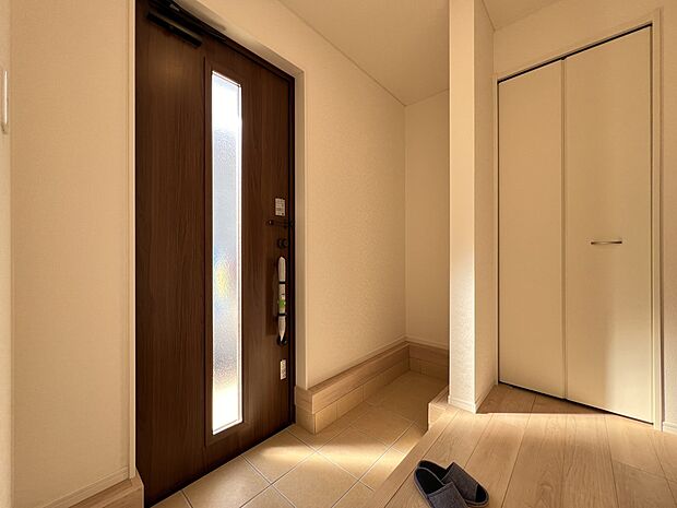 【玄関】収納スペース豊富な玄関(2号棟)