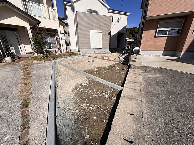 【駐車場】お車は2台駐車可能です