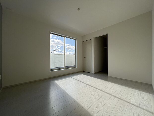 【洋室】洋室7帖 WIC、バルコニー付きのお部屋です