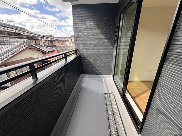 【バルコニー】日当たり良好南向きのバルコニー