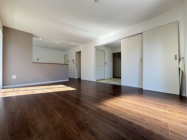 【リビング】リビングと和室、合わせて21帖の大空間が生まれます(1号棟)