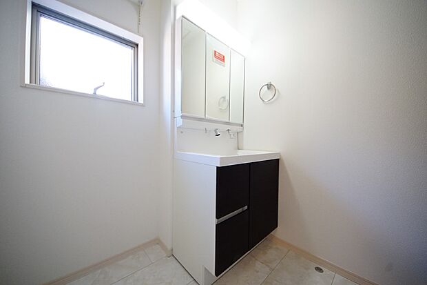 【同仕様写真(その他内観)】三面鏡仕様の洗面化粧台　脱衣所横にはランドリールームも完備(同仕様)