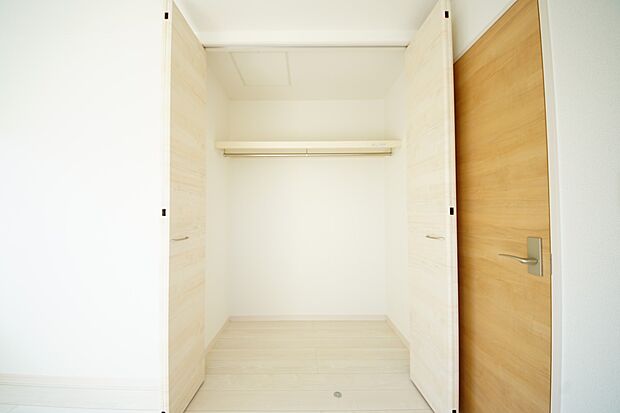 【同仕様写真(その他内観)】全居室収納完備(同仕様)